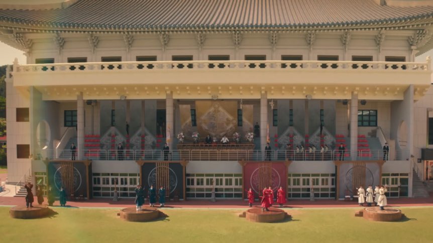 근데 진짜 다른것보다 왕립학교 설정이 너무 ㄱㅊ아서 스핀오프를 존나 바라게됨
아니 잠깐 나오는 씬을 이정도로 신경써서 만들거야 ??