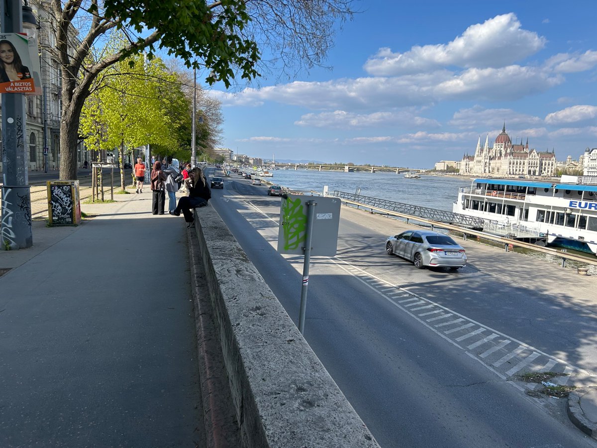 streetfrontier's tweet image. Found this interesting.

The bottom lanes are reserved for cars, while the top one is for a tram line, footpath and local street. 

And as the top lane widens, a dedicated cycle track gets added.