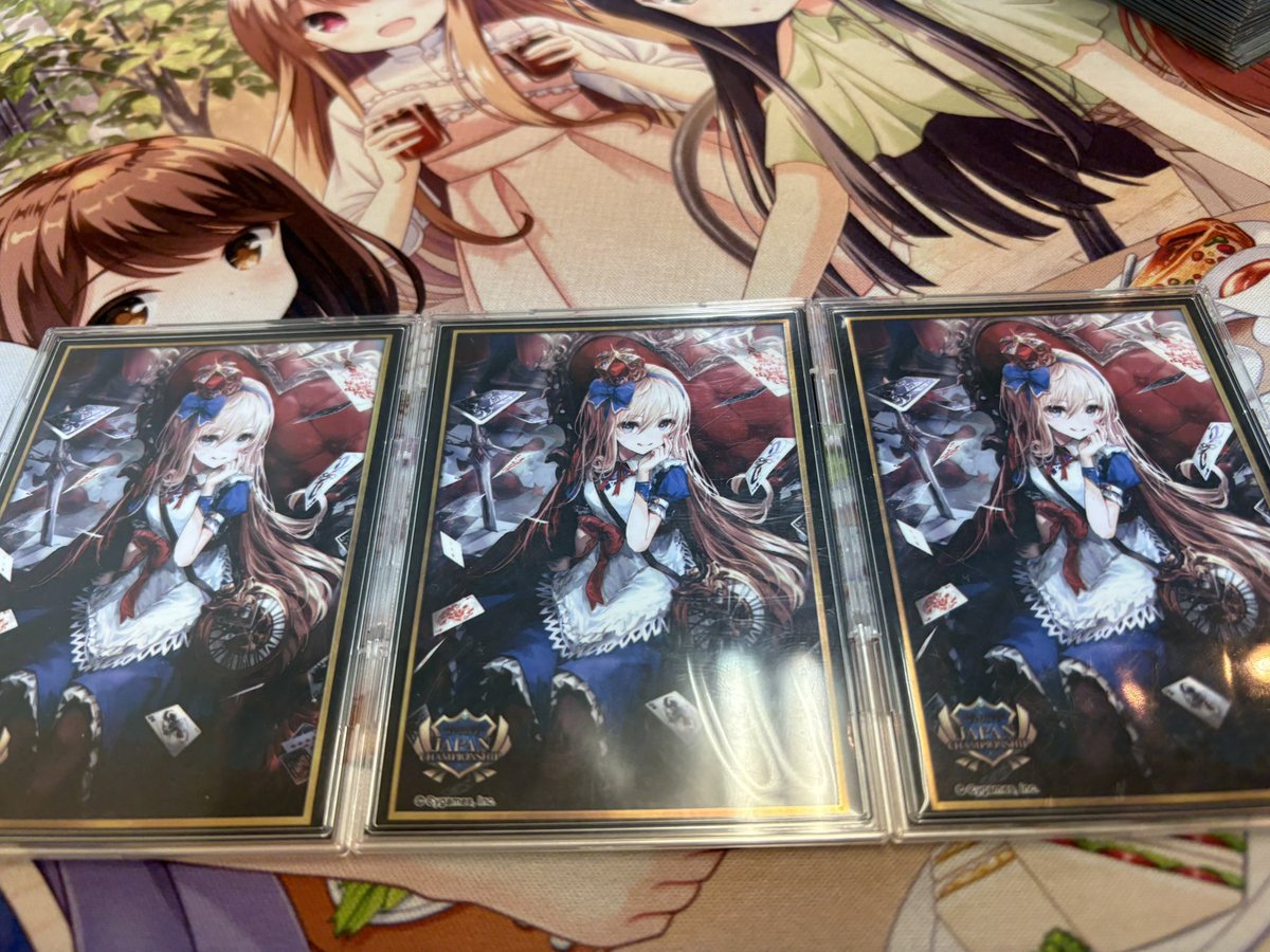 DFrGIROQA73gI7A's tweet photo. ついに揃ったエボルヴEP
表がGrandArchiveのアリス！
裏がエボルヴのアリス！
イラストどちらも神✨ https://t.co/CtkEIFah0i