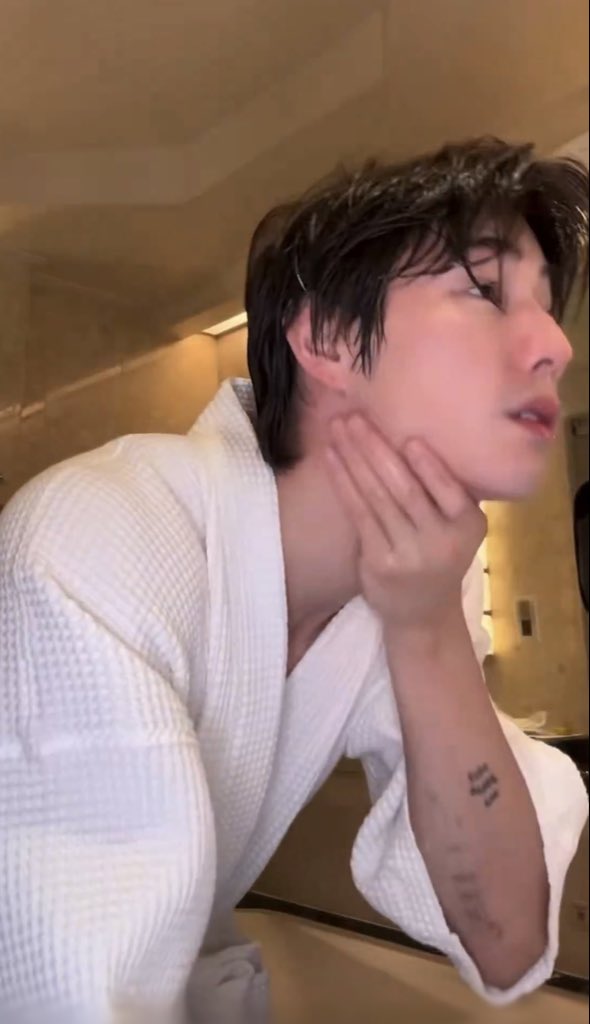 adoholic93's tweet image. คนเรามันจะหล่ออะไรได้ขนาดนี้!!! สุดๆ หน้าสดยิ่งหล่อ จะบ้าาา หล่อแบบชาตินี้ไม่แบ่งความหล่อให้ใครแล้ว 😭 #MarkTuan