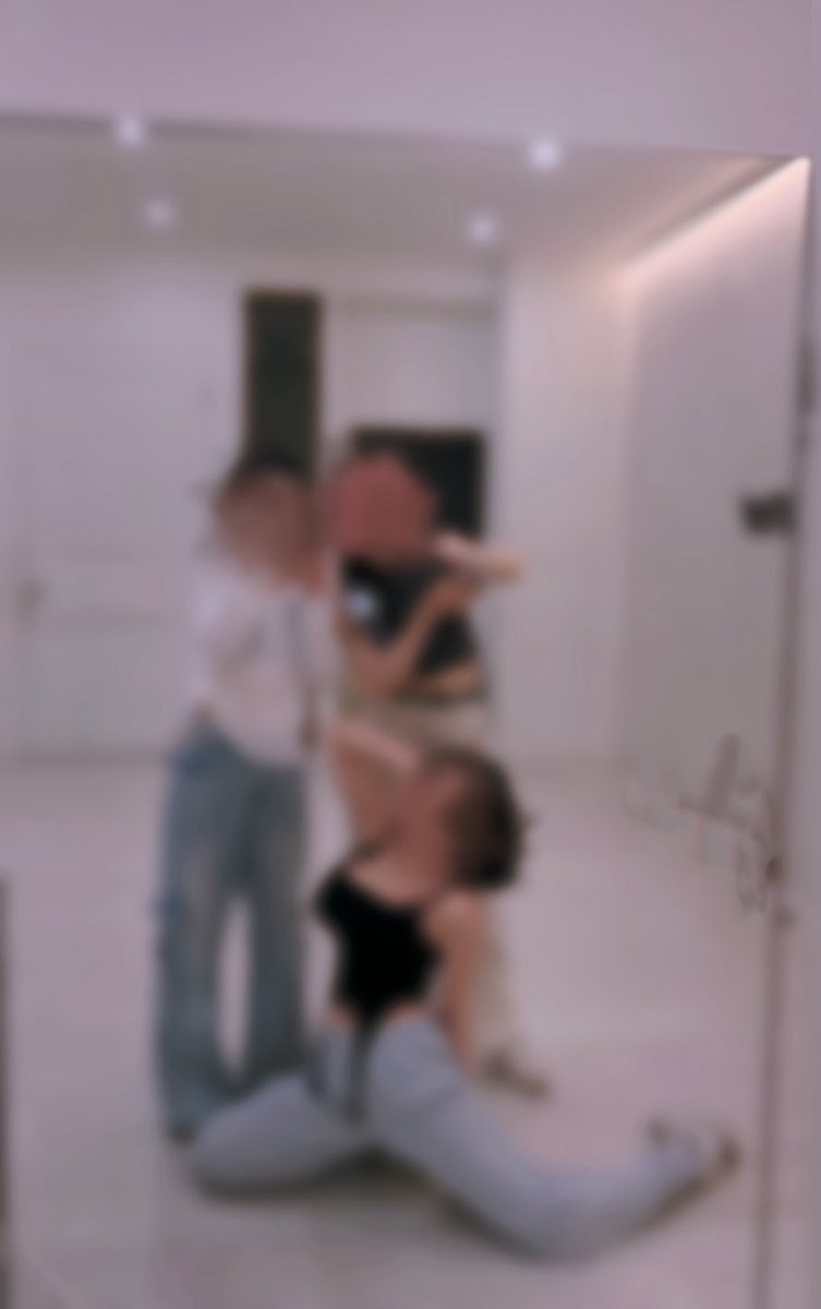 dancer940702's tweet photo. 可不可以不要那麼愛探人隱私🙂‍↕️
抓好彼此的邊界感～出門過幾次就要我一直報備其實頗怪的…為什麼今天只能下午後？因為剛剛去練舞～不想跟你說但我想發推 哈哈哈哈
是說這樣看得出來哪個是我嗎！
#禁認親 
#dancer #惡魔系小大一 https://t.co/JPzZFdlEoi