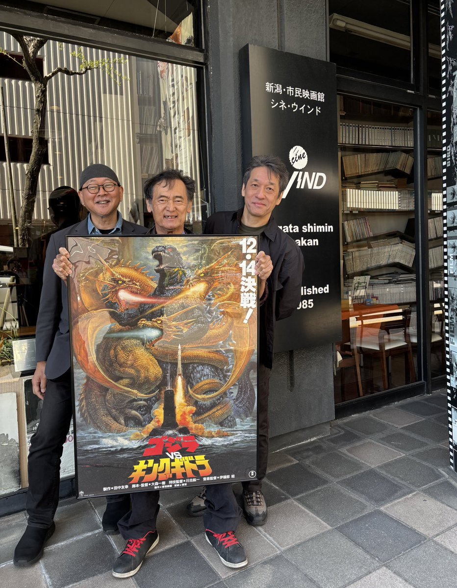 nigat_tokusatsu's tweet photo. 第23回新潟特撮上映会　
2日目　ゴジラVSキングギドラ上映
破李拳竜・三池敏夫・西川伸司トークショー
イベントスタートしました！

破李拳さんの提案でキングギドラ の3首をイメージした破李拳さん、三池さん、西川さんです（笑）

#新潟特撮上映会 https://t.co/g7nYoGMHaZ