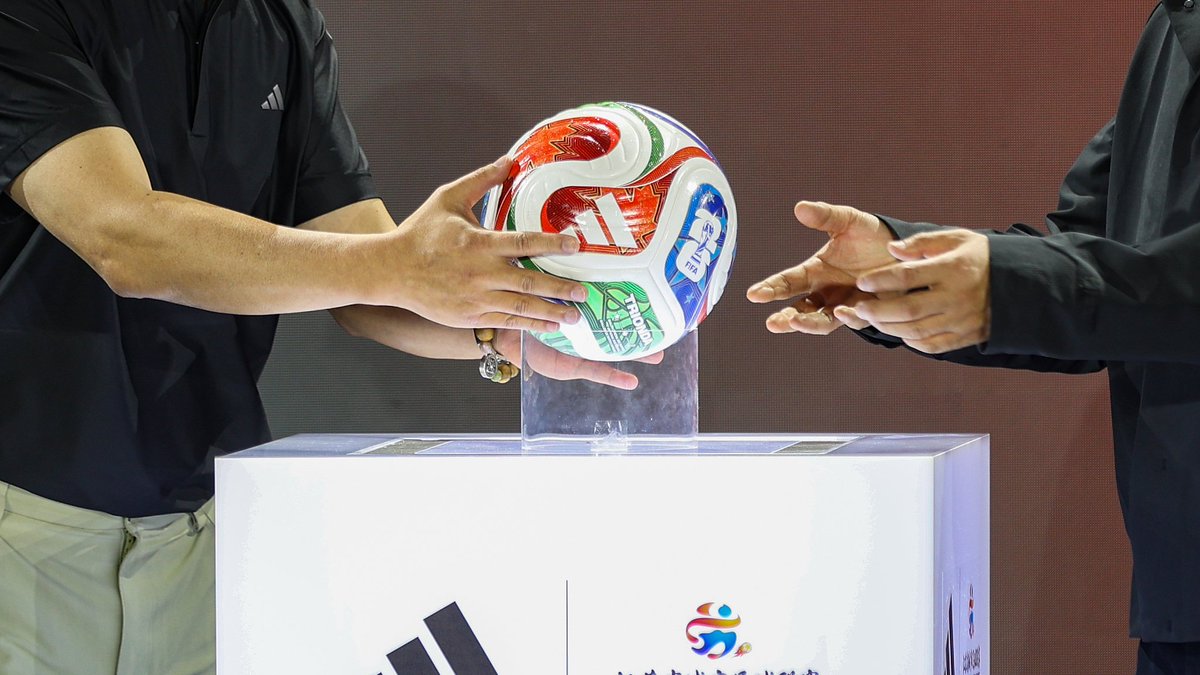 CGTNSportsScene's tweet image. 🤩🇨🇳⚽️Jiangsu City Football League has been very serious about its gear.

The kits of all 13 teams are inspired by local cultural heritage.

The official match ball for the 2026 #FIFA #WorldCup also served as the official ball for the 2026 #JSCL season. @VisitJiangsu