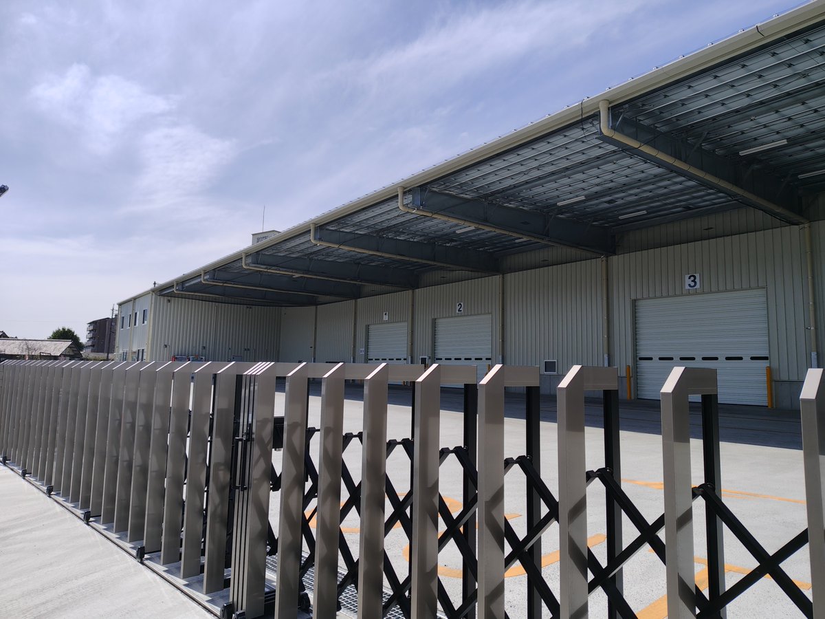 名阪上野ドライブイン跡。
大きな建物が建っていた