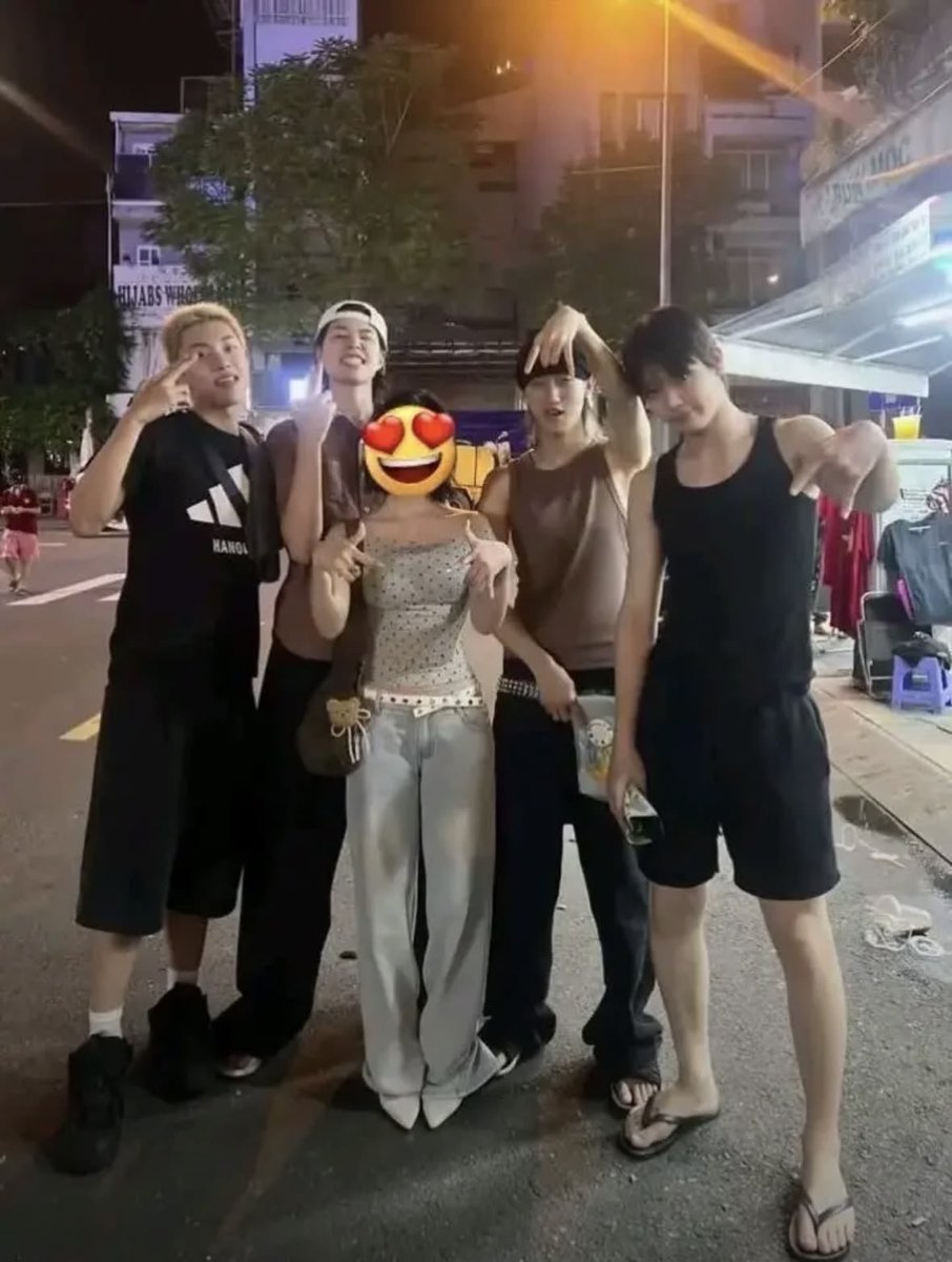 ryulvoid's tweet photo. kakatawa pa rin to putangina hahahahaahhahaahaha kulet ni ohyul eno naka havaianas na tsinelas https://t.co/mIHFu1Qq3w