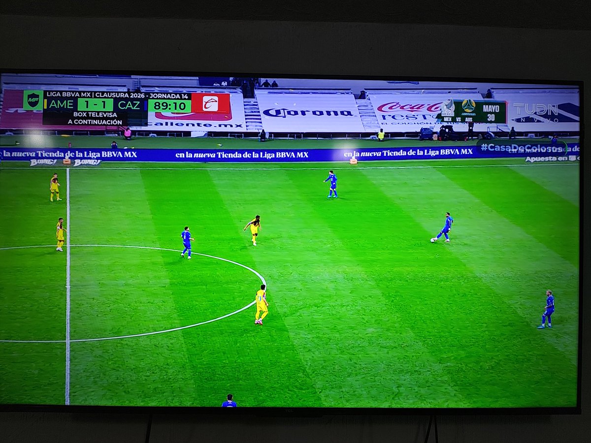 r0bert0rf's tweet image. Te venden la idea de un majestuoso y remodelado Estadio Azteca (Banorte) para que al final pongan publicidad en una parte donde deberia tener aficionados. #EpicFail