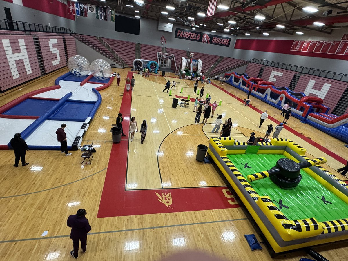 fcsdsuper's tweet photo. Shout out to all of the staff and volunteers for making prom and after- prom so amazing! #FairfieldPride https://t.co/rrugCMTrsT