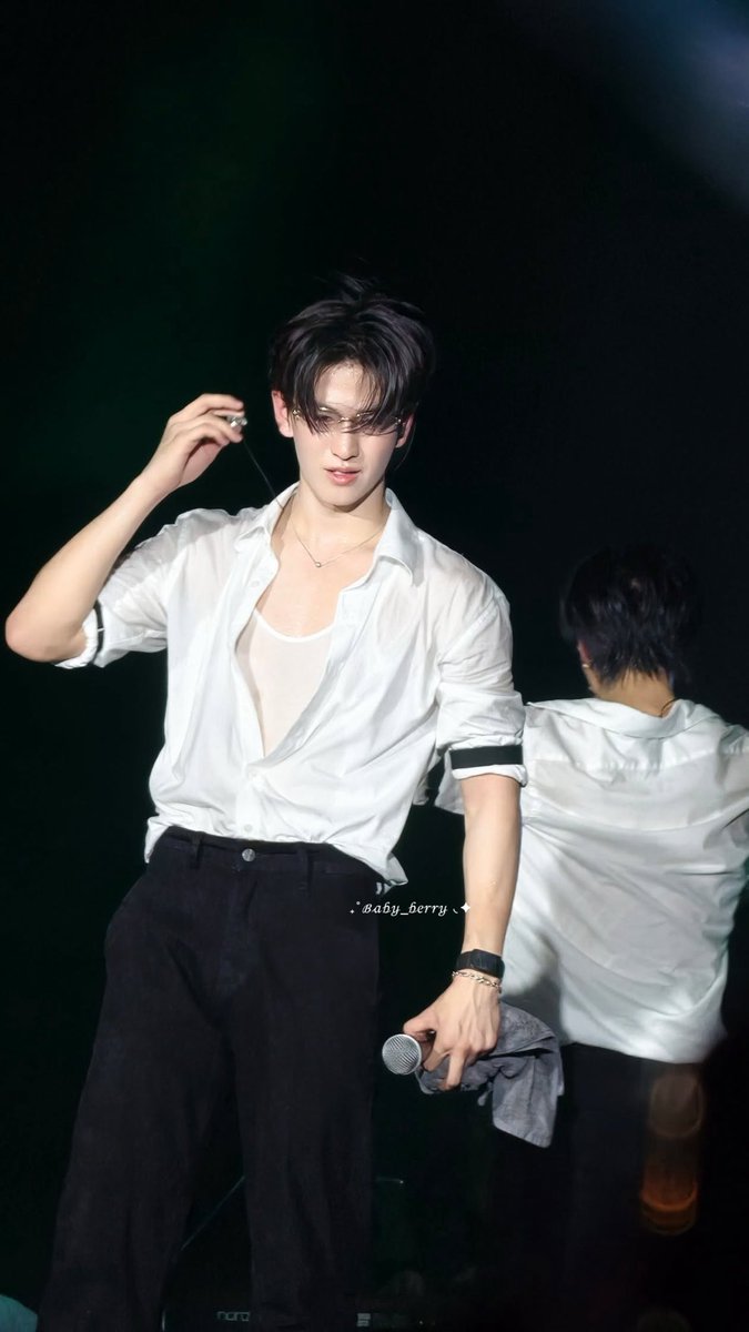 ทรวดทรงองค์เอว หน้าผม กล้องก็เก็บไม่หมด
อยากให้ทุกคนได้ดูด้วยตาเนื้อ

#JINWOOKkim
#SunsationalSongkranFestivalxBUS