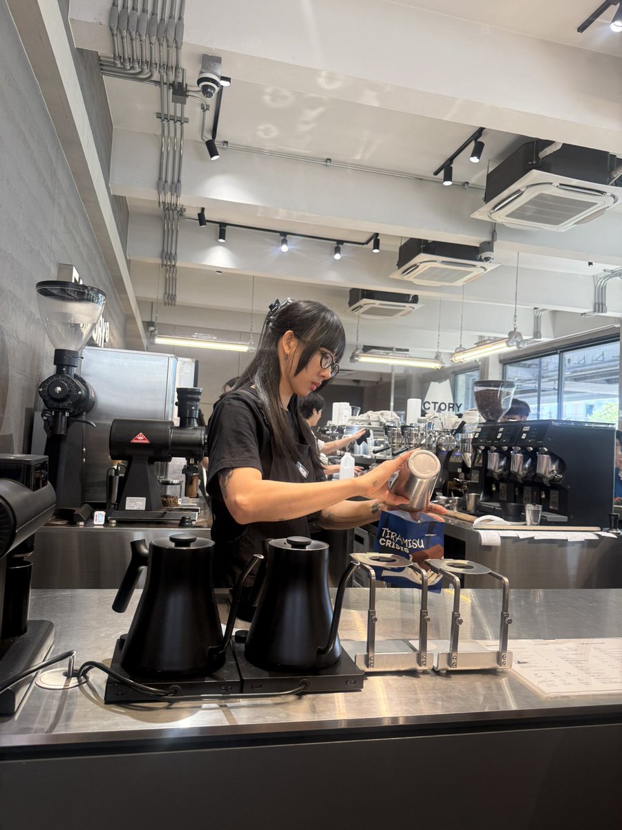 piccante_pica's tweet image. 🇭🇰バンコクですごい人気のコーヒー屋さん #factory 。1時間待ち。一個一個ドリップしてくれる。オーダーしようとしたらテイクアウトでもそこから45分と言われ🥲

maps.app.goo.gl/E6fV61y3PNuXut…