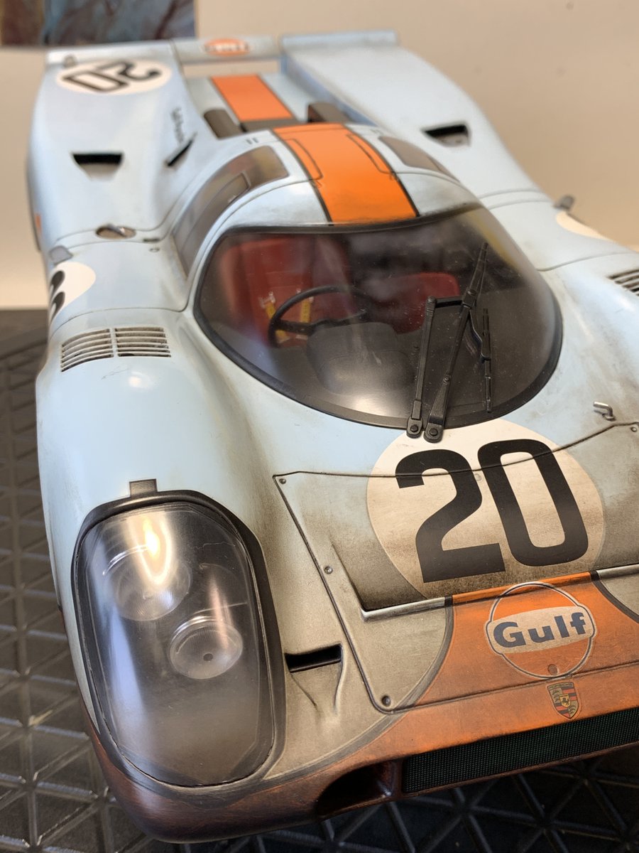 tkc_sa's tweet photo. 「栄光のル・マン」ポルシェ917のウェザリング。
劇中の20号車は事故で大破してリタイヤするのですが、その直前の“汚れ”を再現しております。高価なミニカーを汚すのはなかなかに勇気がいります。ここからさらに細かい箇所を仕上げていきます。 https://t.co/PxM4TJLAi7