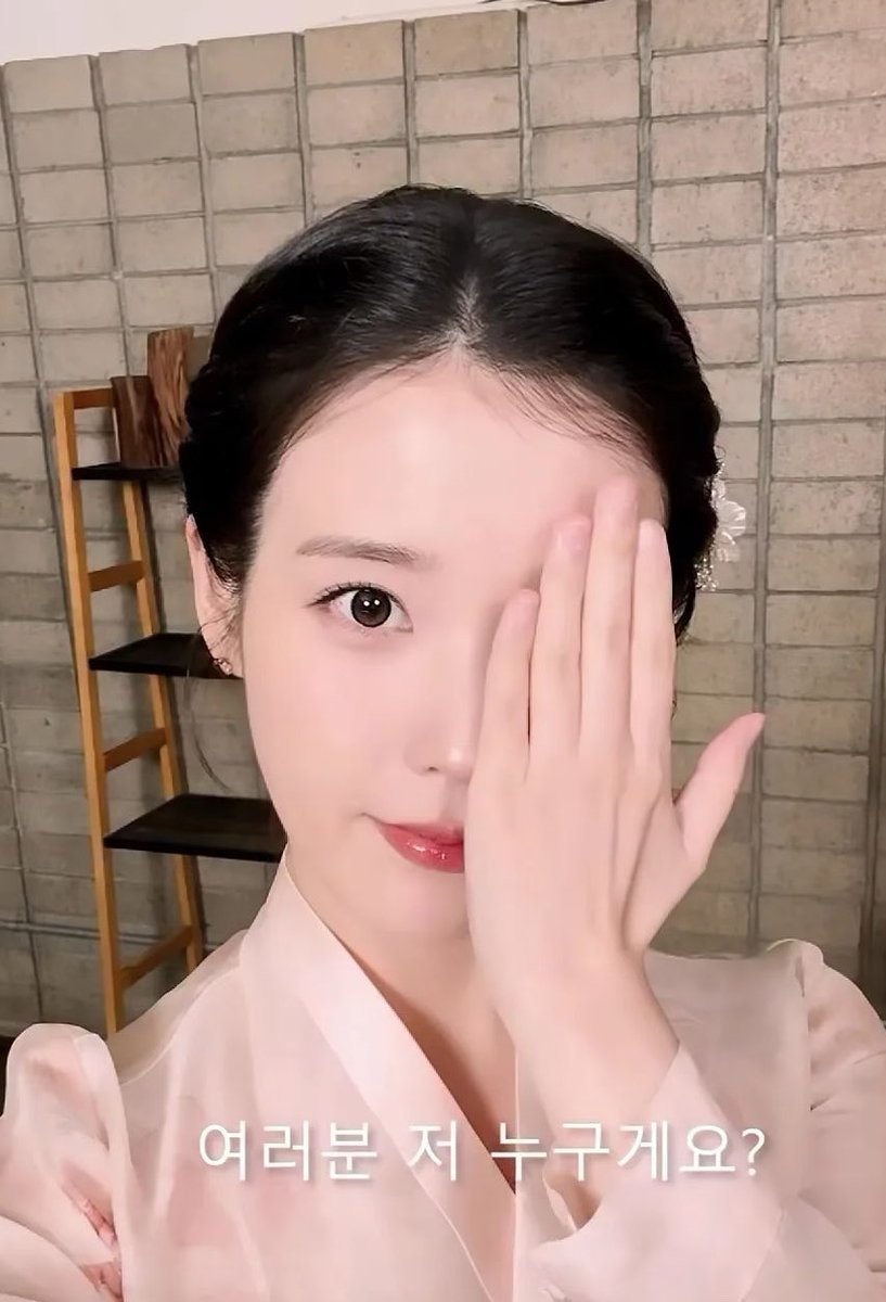 한국 뿐만 아니라 일본에도 이런 사람들이 많네
왜 그들은 눈을 한쪽만 가릴까??
이게 그들에겐 어떠한 신호일까??
아니면 우리가 모르는 어떤 조직에 대한 충성맹세일까??
여러분의 생각은 어떤가요?