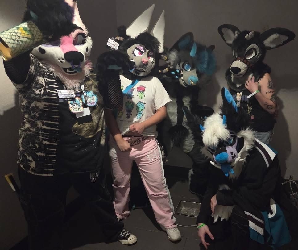 I wanna suit again like CRAAAAAZY

also wtf was i doin adjusting my pants??😭