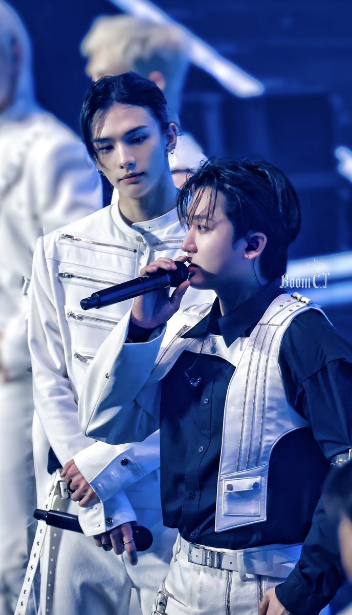 BoomC_T's tweet photo. 260405 
Stray Kids 6TH FAN MEETING

Hyuni like the husband who was in a Space out listening to his wife😔💖(

#Hyunjin #현진 #hyunibini
#黄铉辰 #ヒョンジン 
#StrayKids #스트레이키즈 https://t.co/VwU6RjY7WY