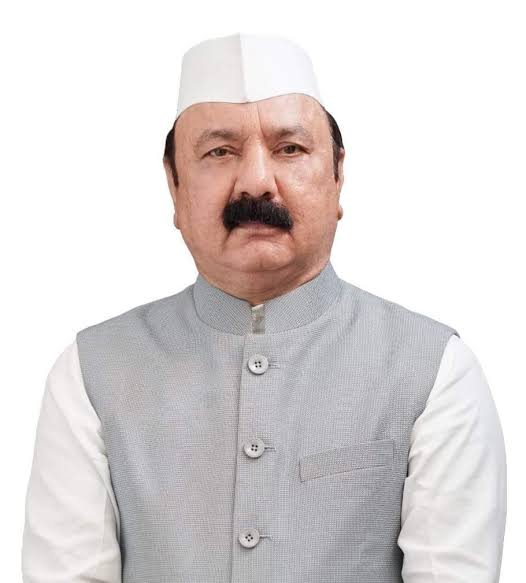 किशोरी लाल शर्मा जी <a href="/khurpenchh/">खुरपेंच</a> को नोटिस भिजवाने से पहले ये सब काम कर चुके हैं -
1- अमेठी में उद्योग के लिए सदन में उन्होंने मांग उठाई है।
2- पलायन न हो इसके लिए वो स्वरोजगार को बढ़ावा दे रहे हैं।
3- उच्चस्तरीय हॉस्पिटल, जिसमें गरीबों का इलाज मुफ्त में हो सके।
4- अमेठी अब नोएडा