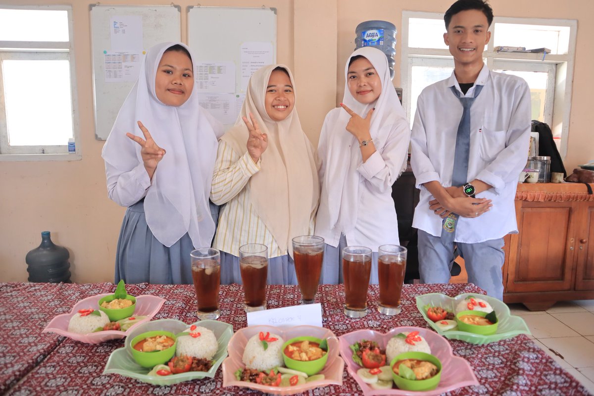 nurissilo's tweet photo. Praktik Tata Boga Kls XII Ma Nuris Silo https://t.co/tmmmm7F6CE