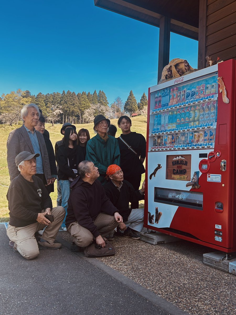 NantoLocalFund's tweet photo. 【活動報告】
木あそび工房
　
自販機サイン第3号機、お披露目会
　
本日、閑乗寺公園に設置、お披露目となりました！いろんな姿のリス🐿️がたくさんいます。
上部には、キャンプをしているリスも！
　
＃南砺幸せ未来基金
＃社会貢献事業化プログラム
＃木あそび工房
＃リスとキャンプ
＃自販機彫刻 https://t.co/aFnazHh0HJ