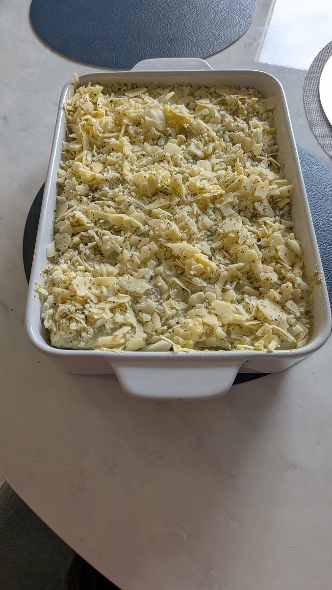 Mattys123's tweet image. It's Sunday. So we #mealprep

My attempt at a spinach and ricotta lasagne. Spinach, ricotta, silverbeet, leek, passata and plenty of cheese on top 🤗

In the oven now #lasagne