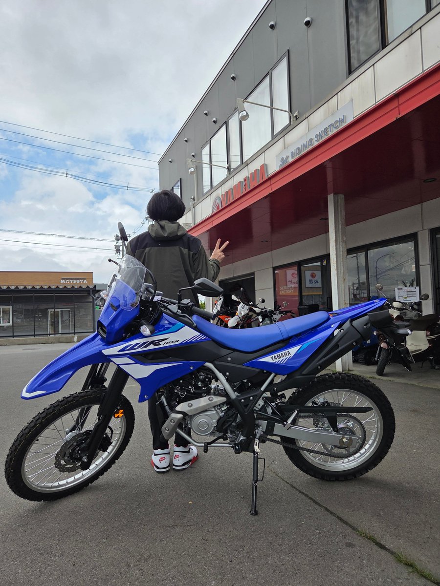 KTMridingsketch's tweet image. YAMAHA WR125Rを納車させて頂きました✨

オプションでショートスクリーンを装着させて頂きました😊

当店のWR125R第一号です♪
きれいな青です💙

楽しんでください‼
ありがとうございました❣

#WR125R
#yamaha