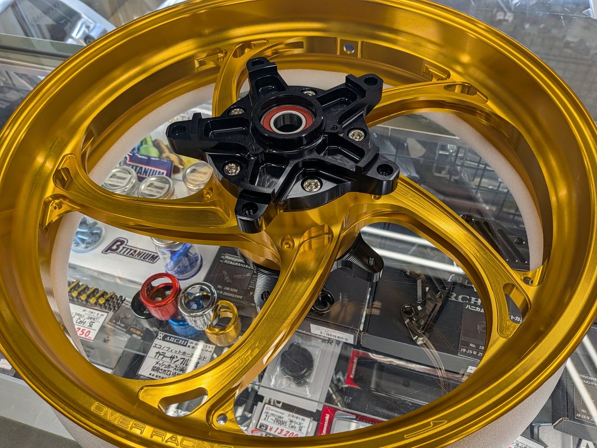 urarough_10's tweet image. 本日は #OVER さんとこの #GP-V の金も入荷してきていますので店頭に並べてみました(⁠｡⁠•̀⁠ᴗ⁠-⁠)⁠✧ノ
#Z900RS