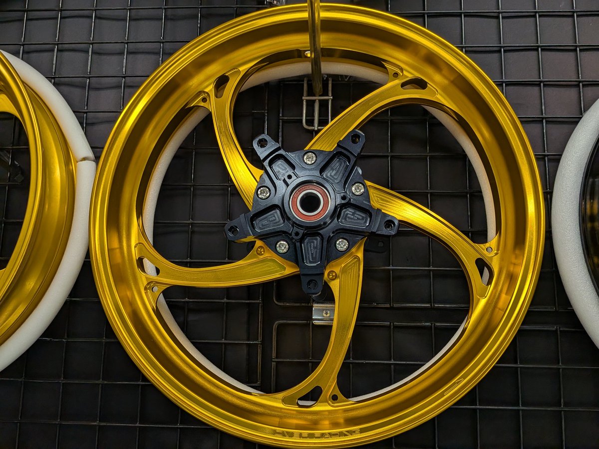 urarough_10's tweet image. 本日は #OVER さんとこの #GP-V の金も入荷してきていますので店頭に並べてみました(⁠｡⁠•̀⁠ᴗ⁠-⁠)⁠✧ノ
#Z900RS