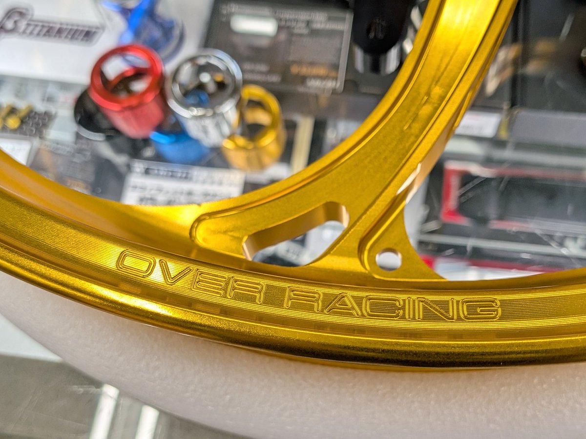 urarough_10's tweet image. 本日は #OVER さんとこの #GP-V の金も入荷してきていますので店頭に並べてみました(⁠｡⁠•̀⁠ᴗ⁠-⁠)⁠✧ノ
#Z900RS