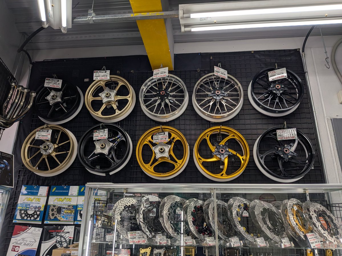 urarough_10's tweet image. 本日は #OVER さんとこの #GP-V の金も入荷してきていますので店頭に並べてみました(⁠｡⁠•̀⁠ᴗ⁠-⁠)⁠✧ノ
#Z900RS