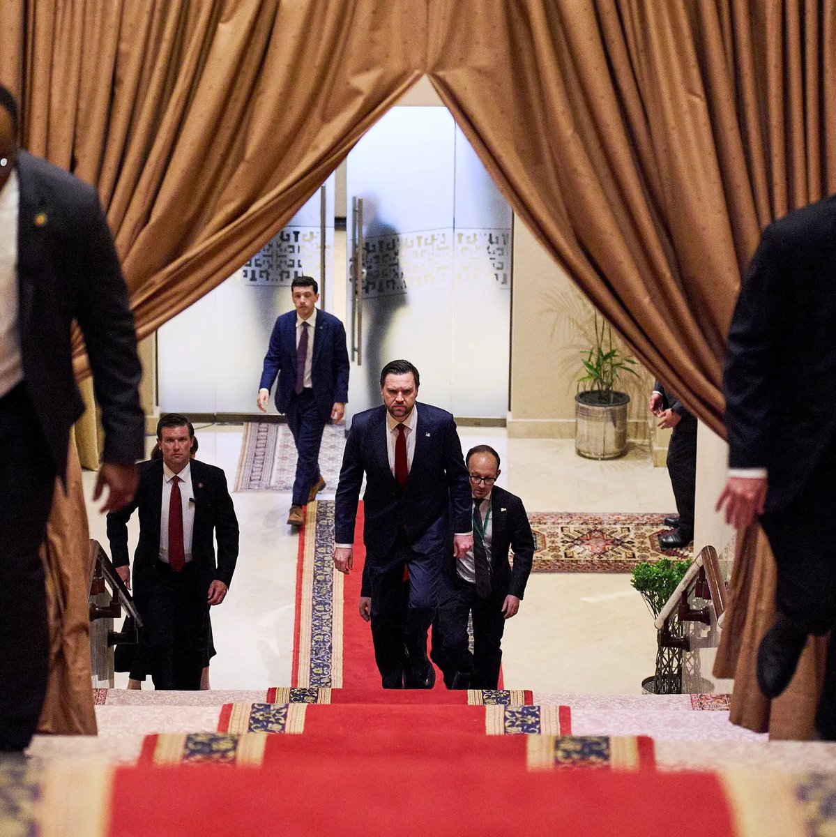 وجهة نظري الصين 
دمرت المفاوضات في إسلام آباد 
لقد اخطأت الصين وتسرعت 
باستقبال الرئيس الصيني 
لزعيمة المعارضة في تايوان 
التي قالت علنا 
لا نريد لمضيق تايوان وجزيرة تايوان 
ان يصبحا ساحة حرب كونية 
والسبب ان تايوان شاهدت
محدودية القوة الاميركية مع ايران 
وسيطرة ايران على مضيق