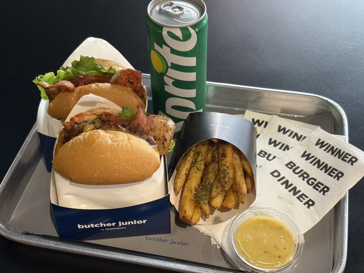 好吃是好吃
但肉汁多到直接滴在娃包上
還好小狗沒有拿出來不然就要洗了