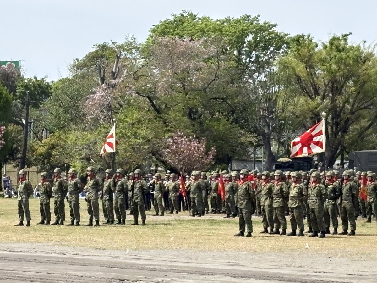 Image for the Tweet beginning: 【第一師団創立６４周年・練馬駐屯地創設７５周年記念式典】
首都圏の防衛警備の他、近年は第二列島線防衛のニーズが増えてきた第一師団、その拠点がここ練馬駐屯地です。
富崎師団長はラッパ隊と儀仗隊の先導で入場。威厳がありますね。
小池都知事も来場です 