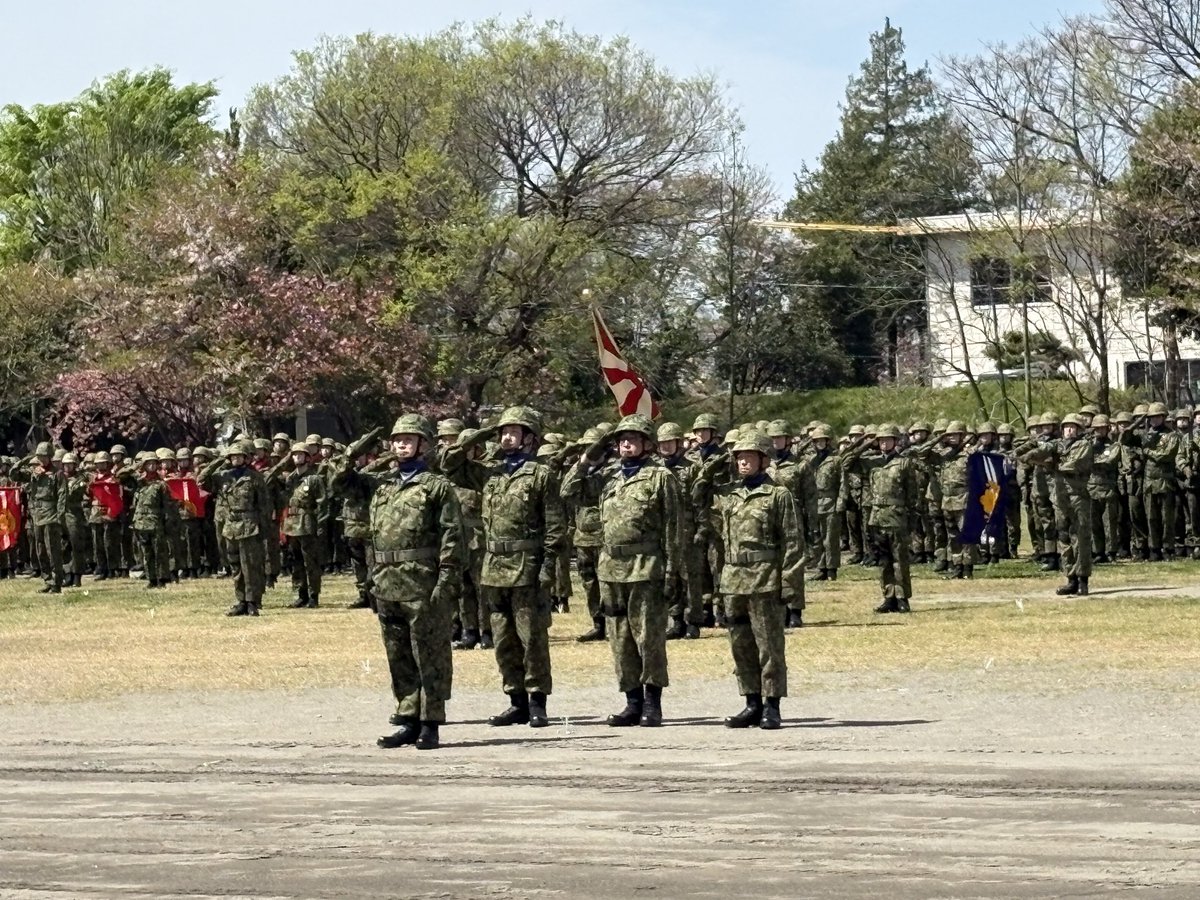 Image for the Tweet beginning: 【第一師団創立６４周年・練馬駐屯地創設７５周年記念式典】
首都圏の防衛警備の他、近年は第二列島線防衛のニーズが増えてきた第一師団、その拠点がここ練馬駐屯地です。
富崎師団長はラッパ隊と儀仗隊の先導で入場。威厳がありますね。
小池都知事も来場です 