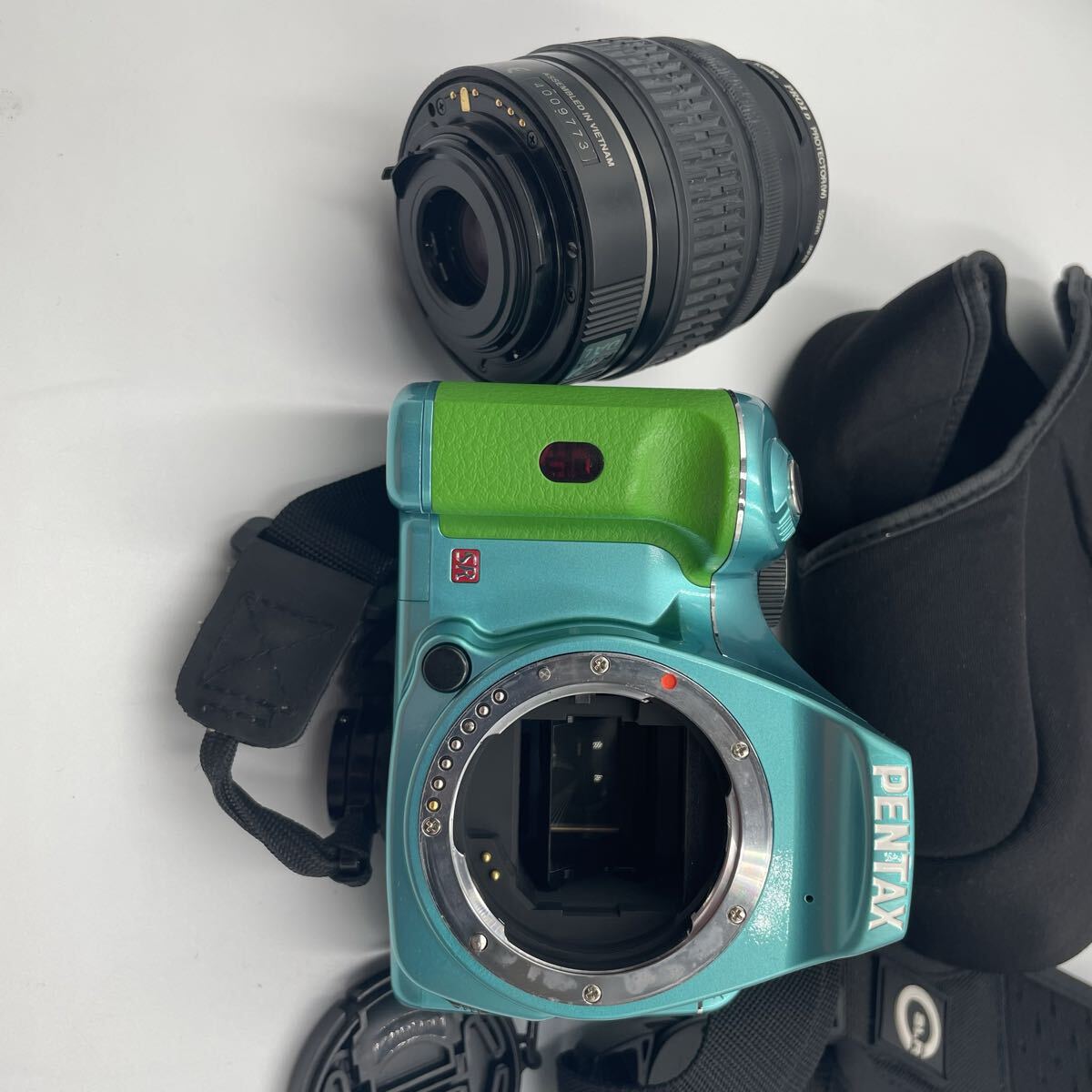 BBlinkYY's tweet image. Another nice looking proper #cameras. This beauty from #Japan. It's an older #Pentax yet again that looks nice and practical as you can find your camera easy as it won't blend in with the other stuff you have around. To bad this one lost its coloured lens.
#stuffIwant