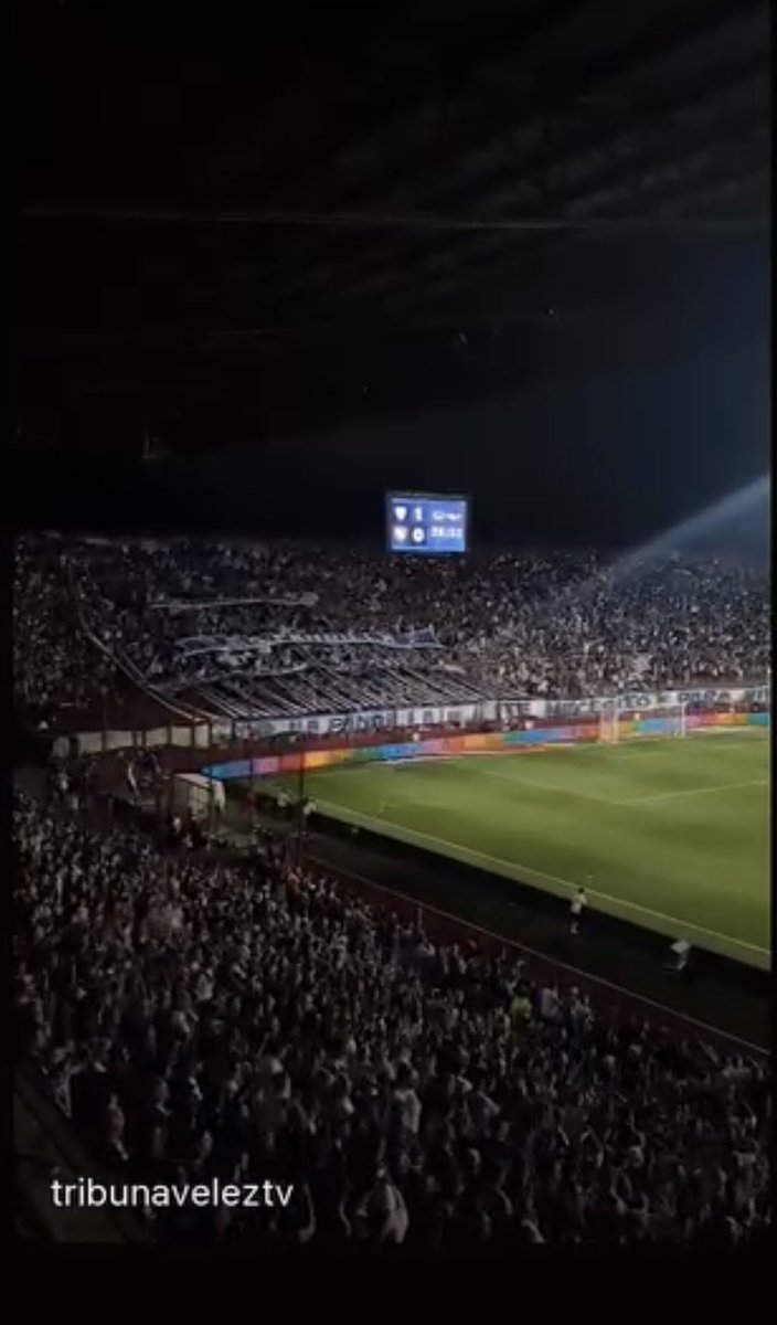 LopezCA94's tweet photo. @FutbolRetroAr La mitad de lo que llevo Velez. Y ni hablar que esta lleno de hinchas de River y de Boca esa foto https://t.co/B9SxocFqnB