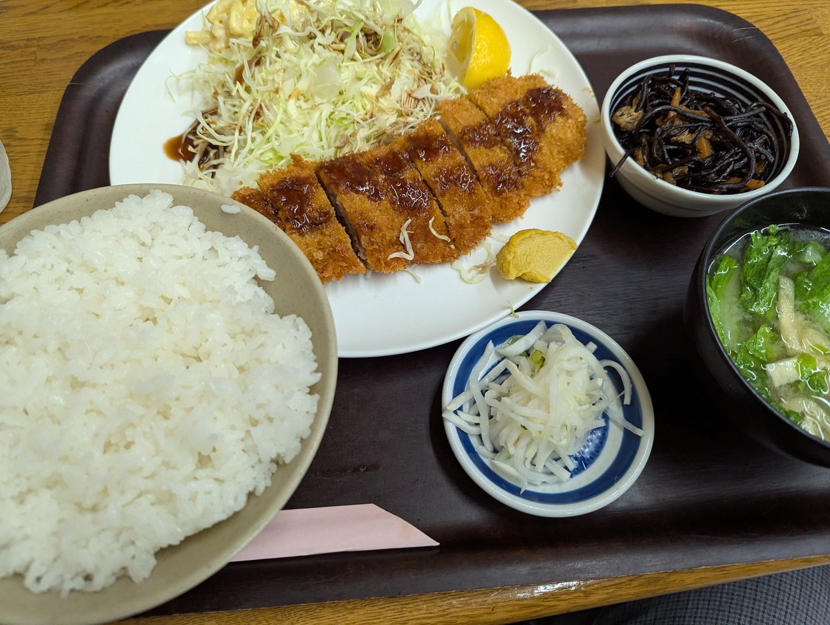 成田練の昼休みに
銀泉
行ってきました
ボリュームやばいっす！！！
バラカツはバラ肉を折りたたんで揚げてあってミルフィーユのようでした！