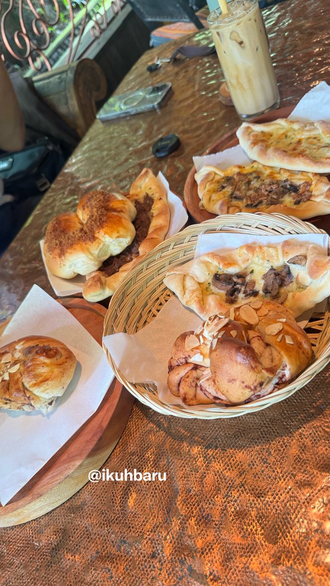 ikuhbaru's tweet photo. Bali GAK selalu MAHAL
Bali GAK selalu HEDON

range harga bener2 bisa disesuaikan sama kantong kok

ini contohnya di Ubud📍 Roti Bohemia, start from 10K, lokasi sebelahan sama kawasan monkey forest ramah di kantong dan cocok buat chill https://t.co/G4ZdMsvvhF