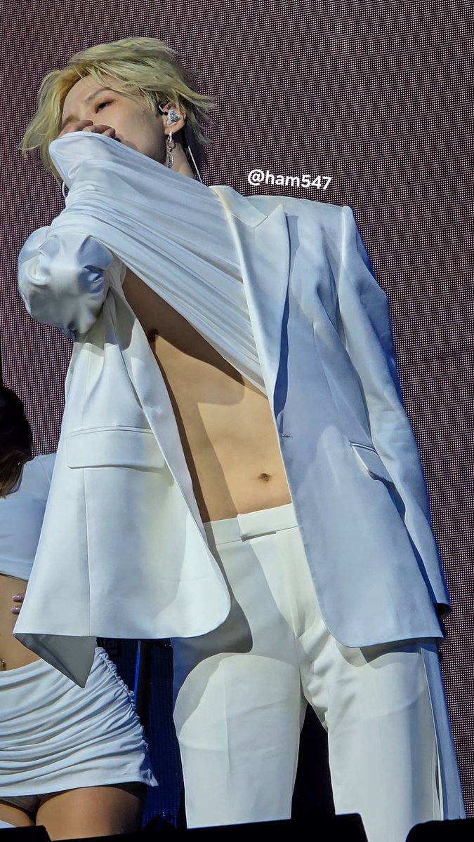 CJ SHINEE WORLD YASS tweet media