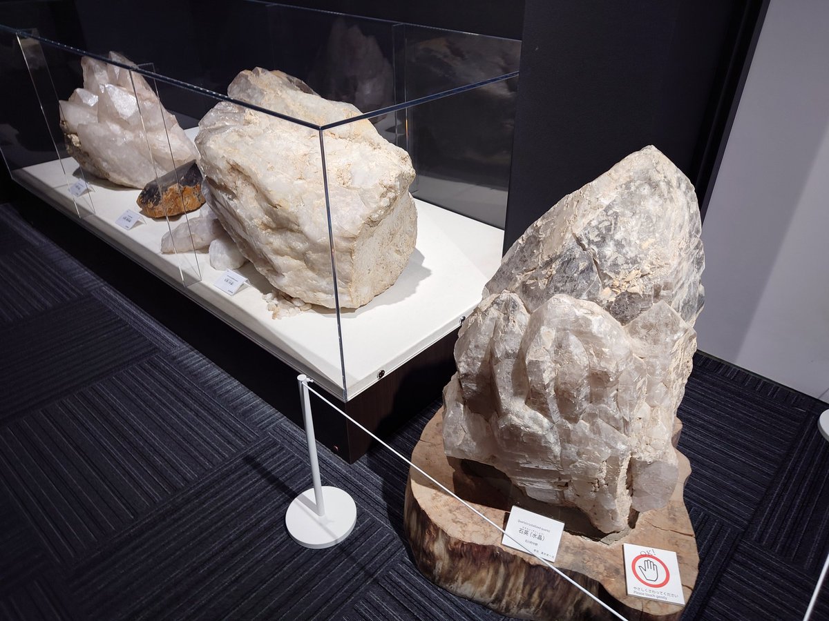 まる!!石川産ペグマタイト 久しぶりにこれ見に来た 磐城石川のペグマタイト鉱物の結晶は他所で
