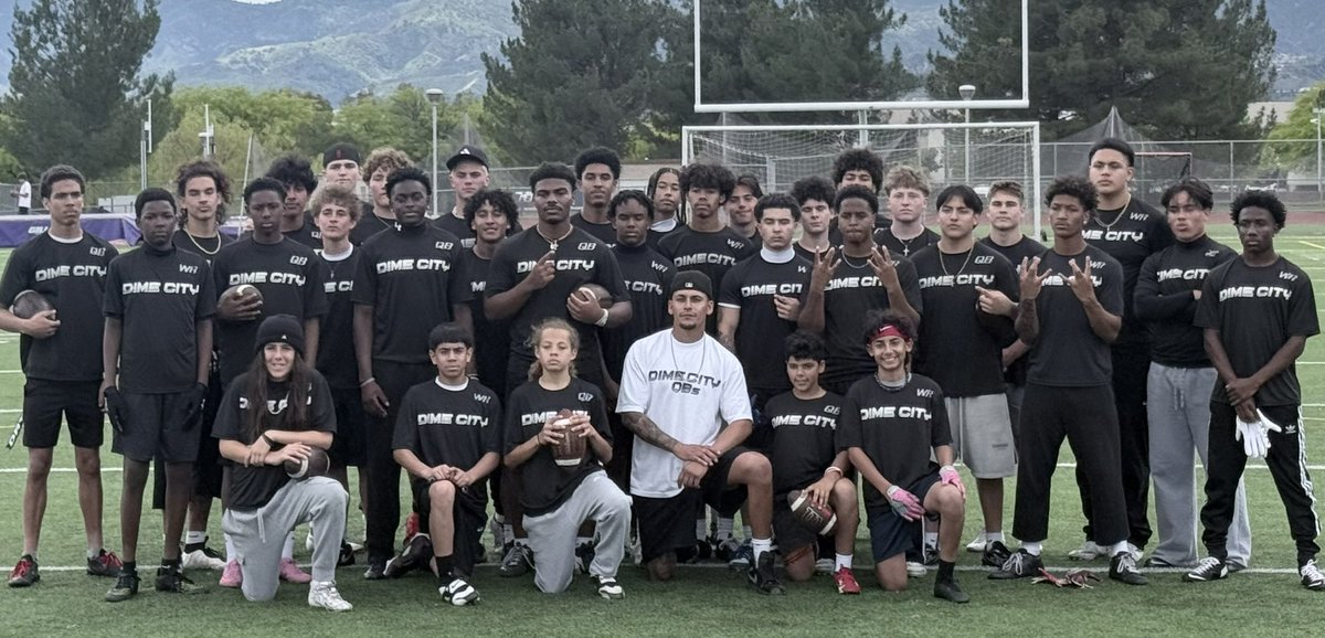 CrisSolano_DCQB's tweet photo. DIME CITY 2 DAY RETREAT, DAY 1!!! 
Great group of QBs right here 🙌🏽 https://t.co/U2wHreDKtP