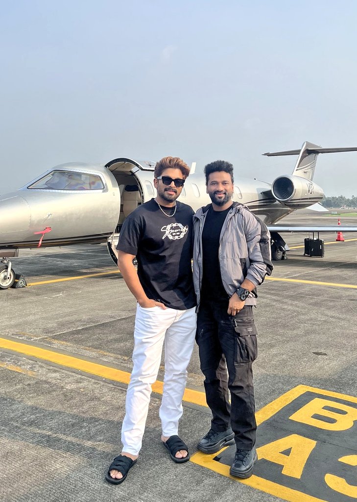 Latest pic 💓

Music Director #DeviSriPrasad with #AlluArjun