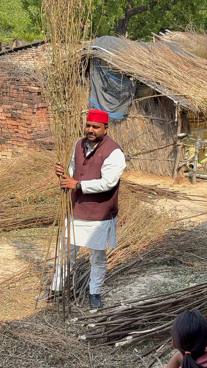 RahulShivGanes3's tweet photo. राजनीति जिम्मेदारी है, लेकिन रिश्ते हमारी असली पूंजी हैं।
दोस्त के साथ खुशी के कुछ पल बिताए — क्योंकि मुस्कुराता हुआ प्रतिनिधि ही
जनता का दुख बेहतर समझ सकता है। विधानसभा क्षेत्र हरचंदपुर में..✌🏻 https://t.co/ALY2XAh46k