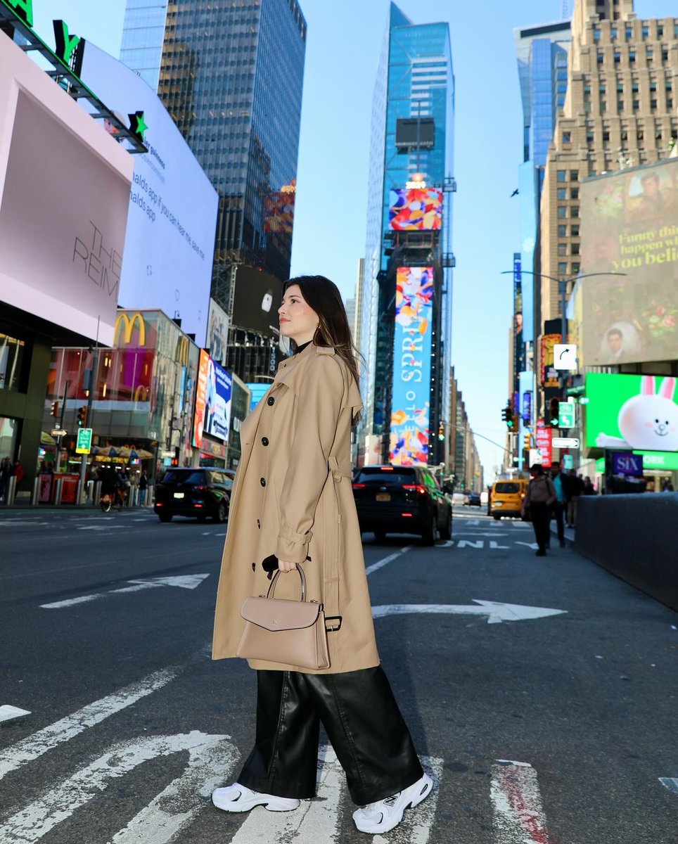 Anika_Merccs's tweet photo. Walking through Times Square like it’s my movie scene 🎬 https://t.co/qfZCQpo1bi