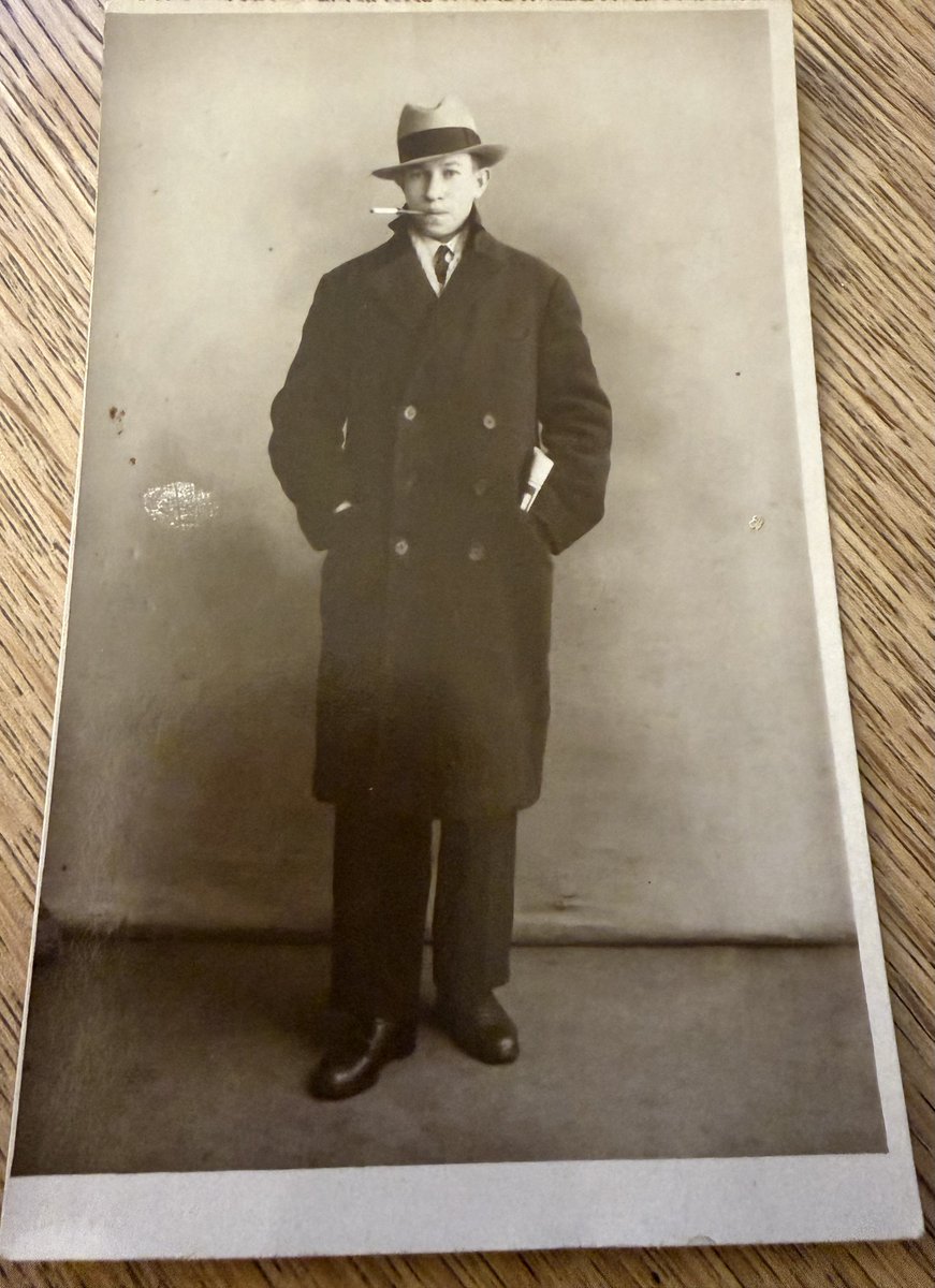 guybirenbaum's tweet image. 18 décembre 1932, Moshe ou Moïse Birenbaum, prend la pose. C’est le père de Robert Birenbaum #akapapa, mon grand-père paternel, l’épicier de la rue Bellot. Ce qui est écrit au dos de la photo, en hébreu, en yiddish, je ne sais pas…