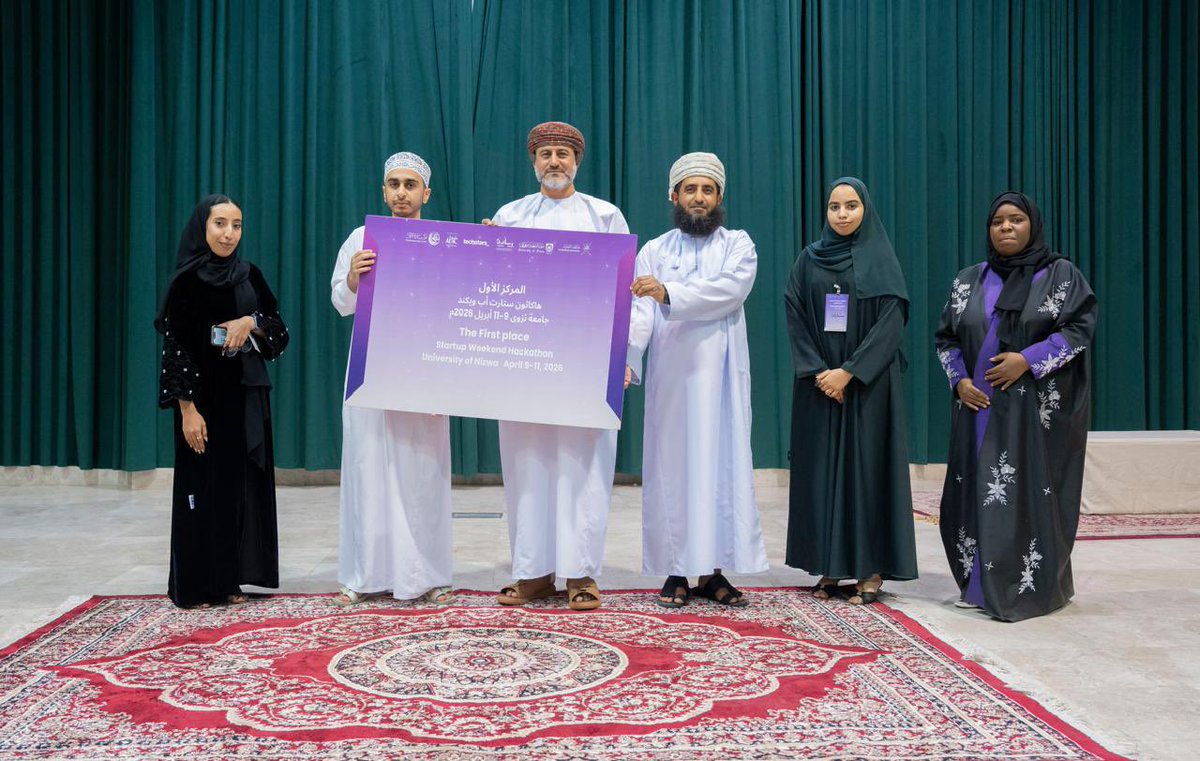unizwaoman's tweet photo. الإعلان عن الفائزين في هاكاثون “ستارت أب ويكند: الذكاء الاصطناعي – حلول مستدامة” بـ #جامعة_نزوى.

فريق Brca يفوز بالمركز الأول عن مشروع جهاز محمول للكشف المبكر عن الطفرة الجينية المرتبطة بسرطان الثدي الوراثي، وذلك عن طريق تحليل اللعاب.

وجاء في المركز الثاني فريق Topaz بمشروع نظام رقمي ذكي يهدف إلى تعزيز السلامة الدوائية، من خلال الكشف المبكر عن التعارضات الدوائية وتحليل المخاطر الناتجة عن الاستخدام المتزامن للأدوية.

فيما حصد المركز الثالث فريق Load Oman عن مشروع منصة رقمية رائدة تهدف إلى تنظيم قطاع المعدات الثقيلة في سلطنة عُمان، من خلال ر��ط أصحاب المعدات بالعملاء عبر نظام تسعير ذكي وتتبع مباشر، بما يضمن الكفاءة والشفافية في العمليات اللوجستية.

أُقيم حفل الختام تحت رعاية أحمد بن سالم بن سيف التوبي، مدير عام الشؤون الإدارية والمالي�� بمكتب #محافظ_الداخلية

#جامعة_نزوى 
#محافظة_الداخلية