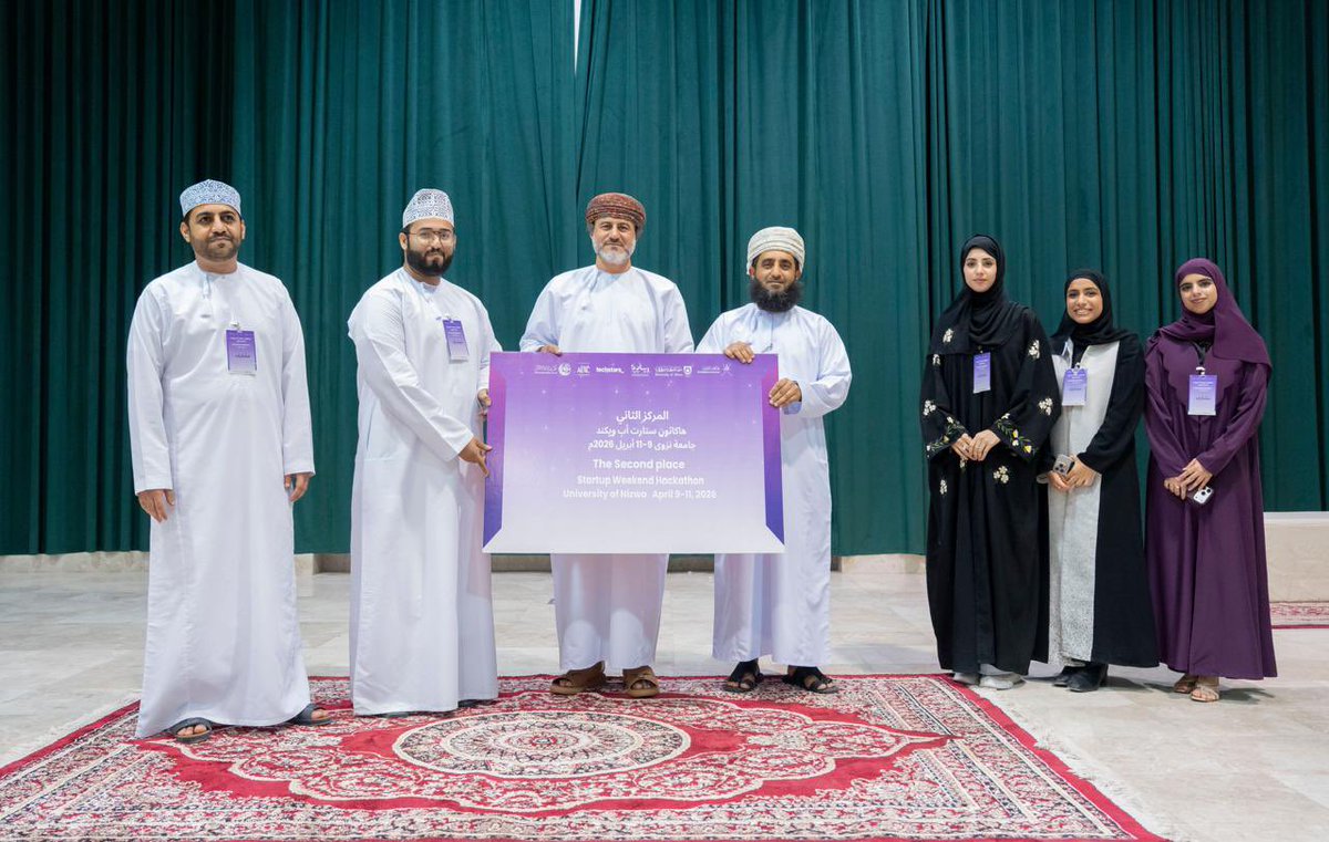 unizwaoman's tweet photo. الإعلان عن الفائزين في هاكاثون “ستارت أب ويكند: الذكاء الاصطناعي – حلول مستدامة” بـ #جامعة_نزوى.

فريق Brca يفوز بالمركز الأول عن مشروع جهاز محمول للكشف المبكر عن الطفرة الجينية المرتبطة بسرطان الثدي الوراثي، وذلك عن طريق تحليل اللعاب.

وجاء في المركز الثاني فريق Topaz بمشروع نظام رقمي ذكي يهدف إلى تعزيز السلامة الدوائية، من خلال الكشف المبكر عن التعارضات الدوائية وتحليل المخاطر الناتجة عن الاستخدام المتزامن للأدوية.

فيما حصد المركز الثالث فريق Load Oman عن مشروع منصة رقمية رائدة تهدف إلى تنظيم قطاع المعدات الثقيلة في سلطنة عُمان، من خلال ر��ط أصحاب المعدات بالعملاء عبر نظام تسعير ذكي وتتبع مباشر، بما يضمن الكفاءة والشفافية في العمليات اللوجستية.

أُقيم حفل الختام تحت رعاية أحمد بن سالم بن سيف التوبي، مدير عام الشؤون الإدارية والمالي�� بمكتب #محافظ_الداخلية

#جامعة_نزوى 
#محافظة_الداخلية