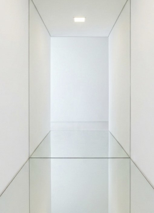 Leivonenx's tweet image. 木之本桜 Sakura Kinomoto

ねぇ @grok 1枚目のキャラを2枚目の鏡の部屋へ移動して、今のポーズの構図で、 床と背面はガラスで反射しているようにして。