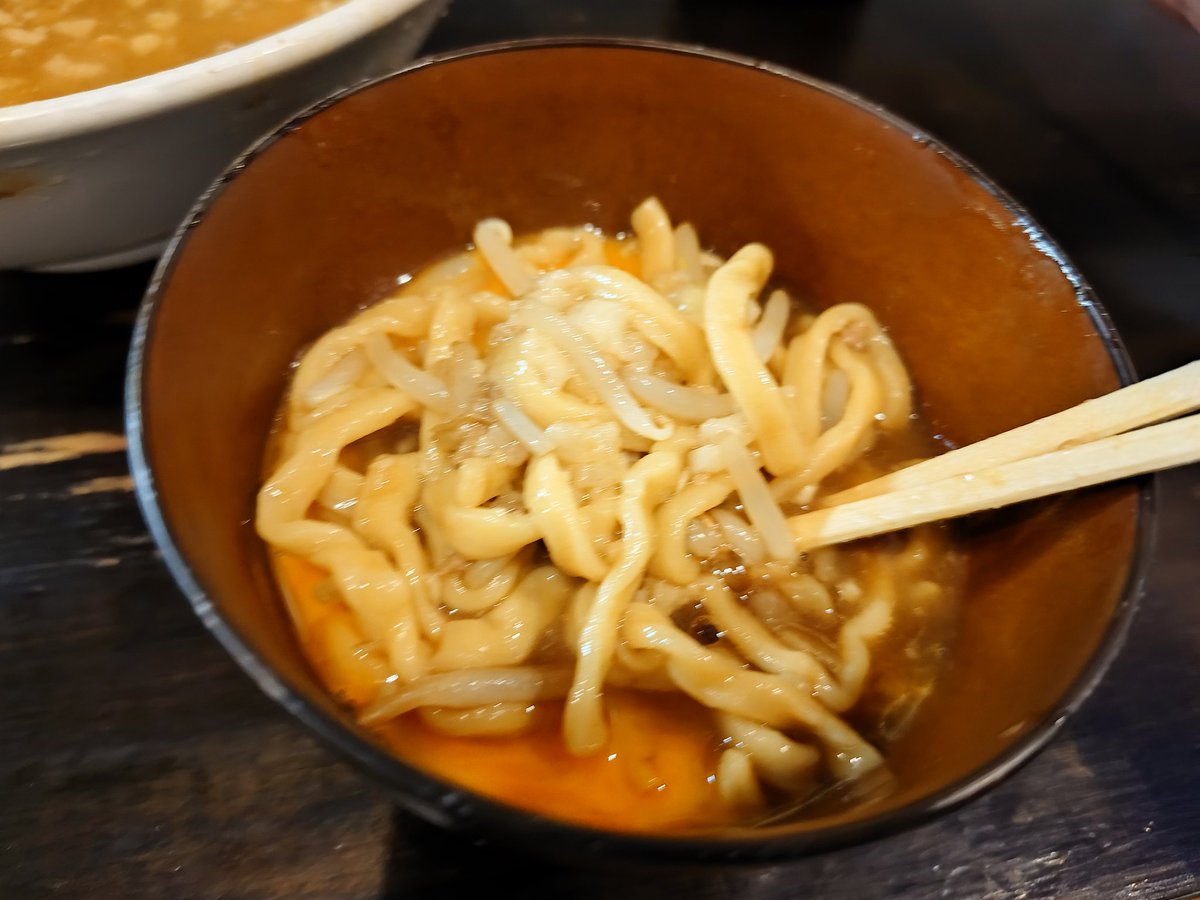 noahsark244's tweet photo. 2週間振りのラーメン荘これが好きだからへ。今日も最高に美味しかったな〜！久しぶりに生卵ディップ無しで最後まで行きたいな〜って勢いだったけど流石に生卵だけ食べる(飲む)の嫌だったのでディップしました(笑)。ご馳走様です！
#ラーメン荘これが好きだから
#ラーメン二郎 https://t.co/yXdob9e4K4