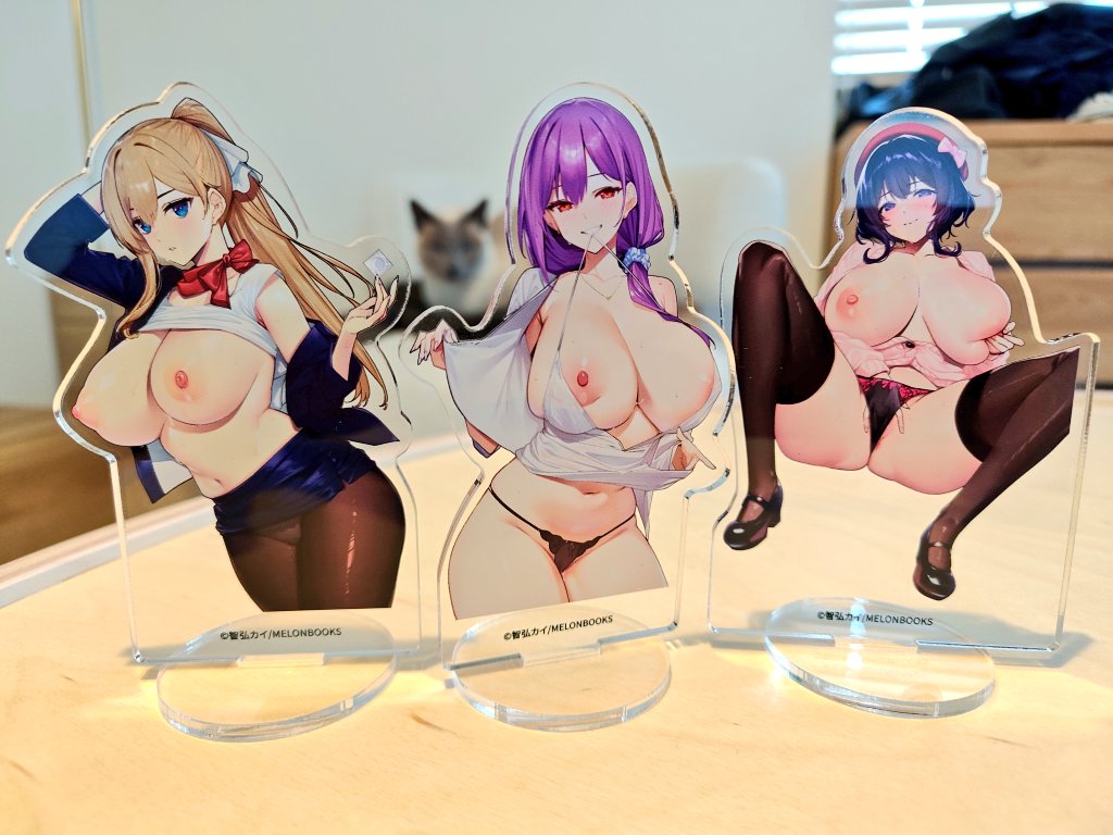 オンラインくじのアクリルスタンド、ジオラマのサンプルが届きました。
ジオラマは想像以上に立体感があります…! 