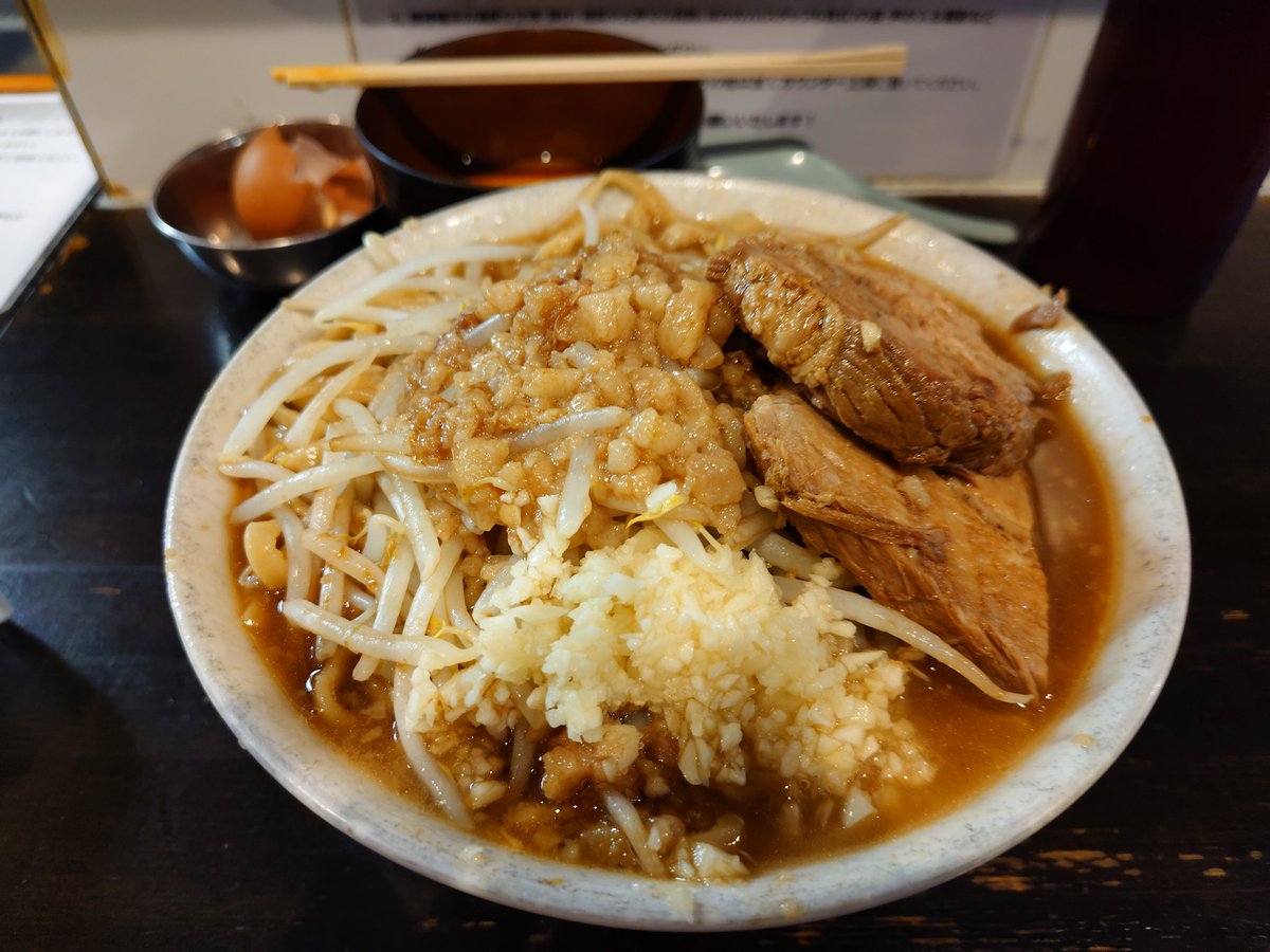 noahsark244's tweet photo. 2週間振りのラーメン荘これが好きだからへ。今日も最高に美味しかったな〜！久しぶりに生卵ディップ無しで最後まで行きたいな〜って勢いだったけど流石に生卵だけ食べる(飲む)の嫌だったのでディップしました(笑)。ご馳走様です！
#ラーメン荘これが好きだから
#ラーメン二郎 https://t.co/yXdob9e4K4