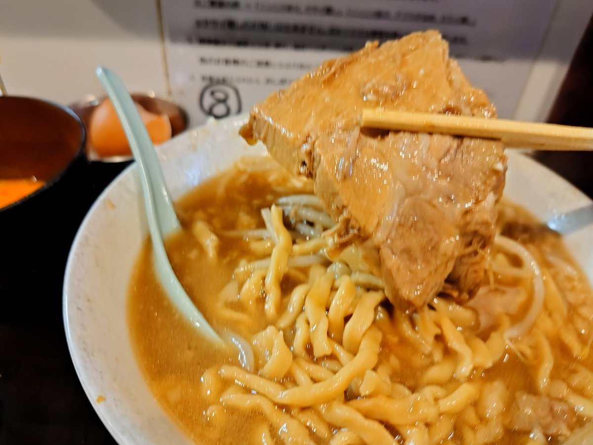noahsark244's tweet photo. 2週間振りのラーメン荘これが好きだからへ。今日も最高に美味しかったな〜！久しぶりに生卵ディップ無しで最後まで行きたいな〜って勢いだったけど流石に生卵だけ食べる(飲む)の嫌だったのでディップしました(笑)。ご馳走様です！
#ラーメン荘これが好きだから
#ラーメン二郎 https://t.co/yXdob9e4K4