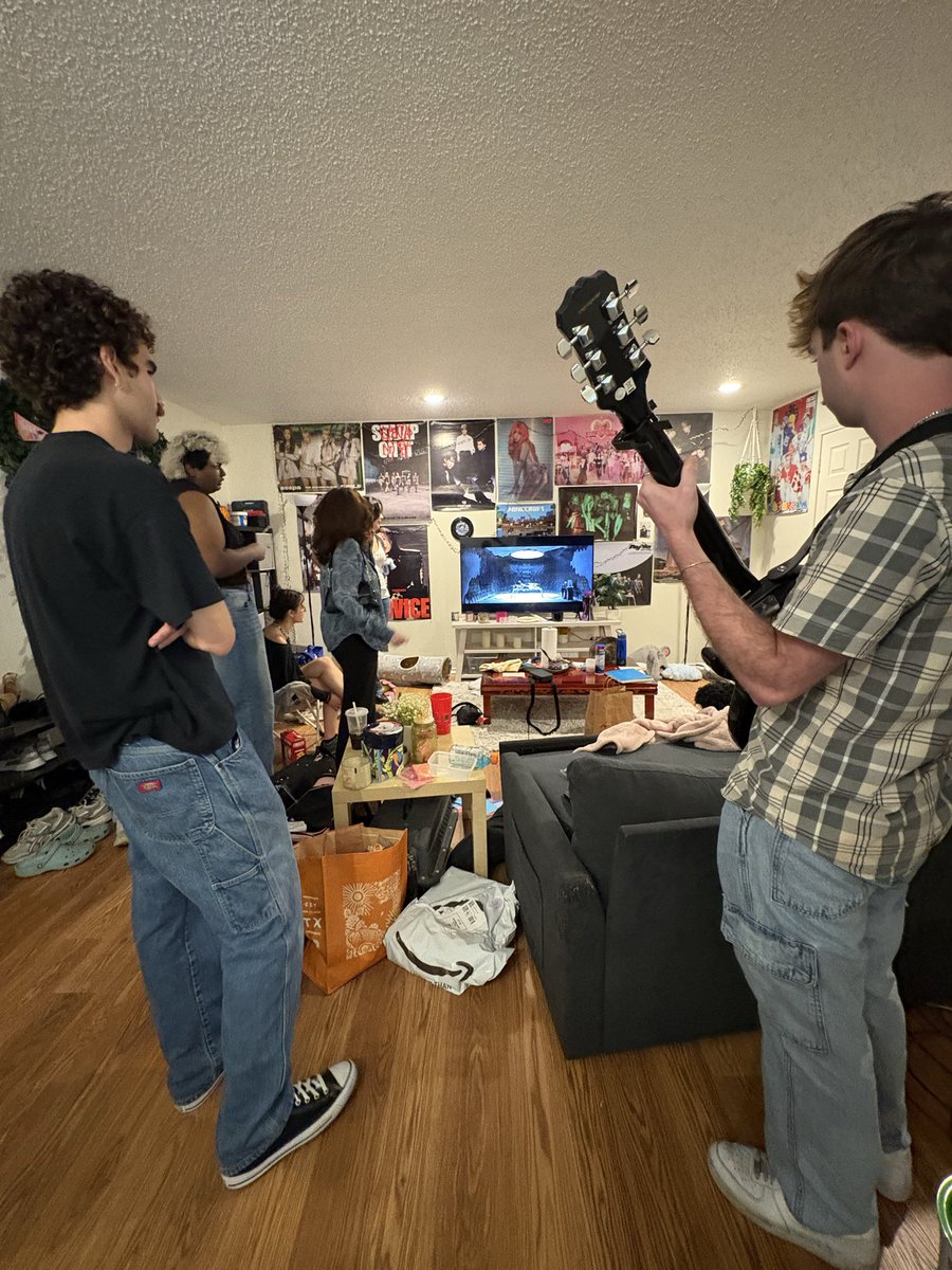 shrimpjoint's tweet photo. whole house locked in when megan came on auto play https://t.co/SkB4wpCcmp