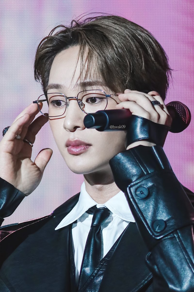 20260411 #ONEW #온유
온유 팬미팅 TOUGH LOVE📸

안경 쓰시는 중👓